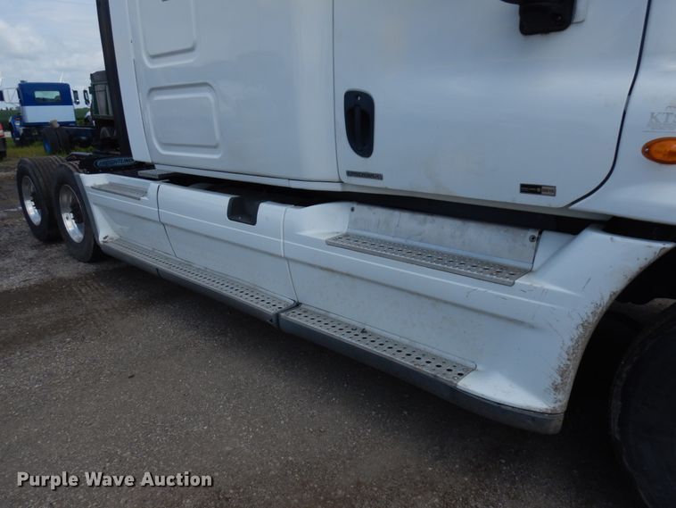 image for item IL9945 2011 Freightliner Cascadia 125  semi truck