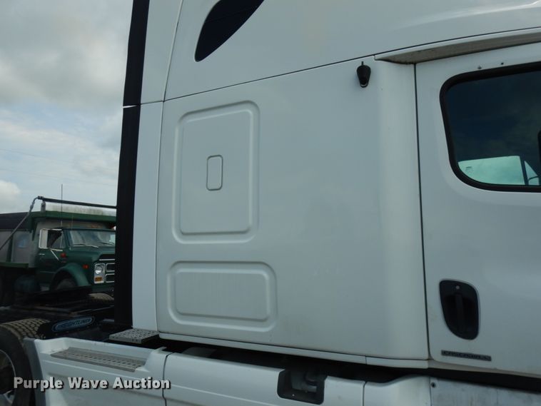 image for item IL9945 2011 Freightliner Cascadia 125  semi truck