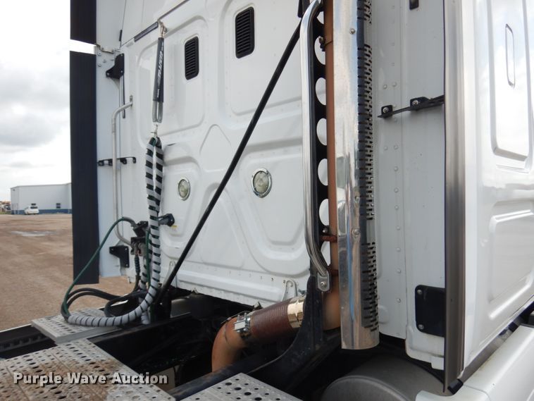 image for item IL9945 2011 Freightliner Cascadia 125  semi truck