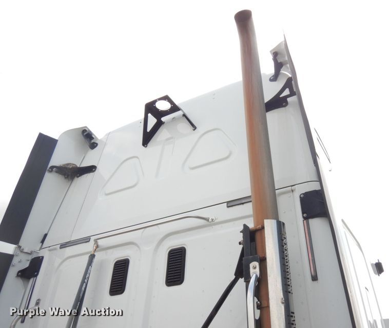 image for item IL9945 2011 Freightliner Cascadia 125  semi truck