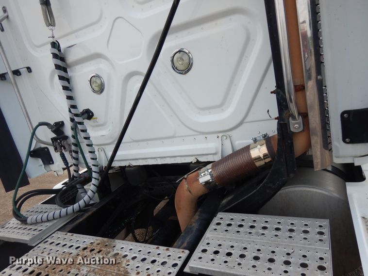 image for item IL9945 2011 Freightliner Cascadia 125  semi truck