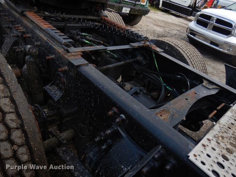 image for item IL9945 2011 Freightliner Cascadia 125  semi truck