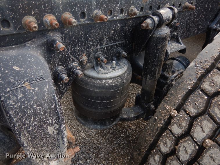 image for item IL9945 2011 Freightliner Cascadia 125  semi truck