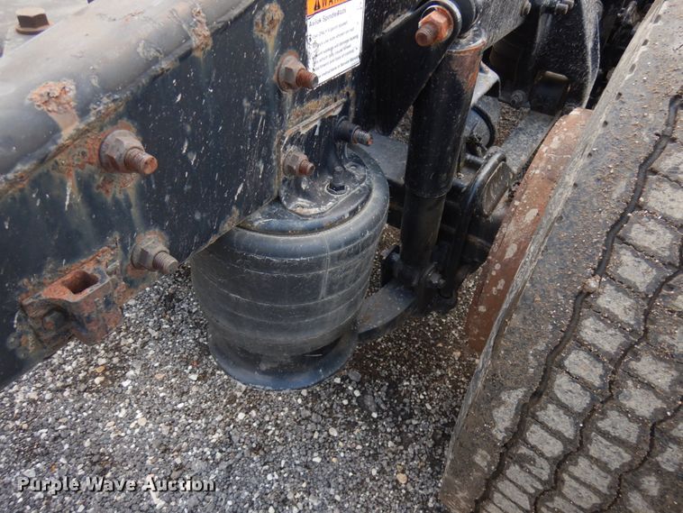 image for item IL9945 2011 Freightliner Cascadia 125  semi truck