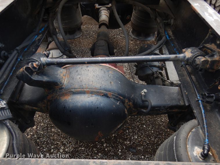 image for item IL9945 2011 Freightliner Cascadia 125  semi truck