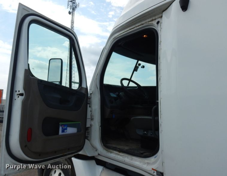 image for item IL9945 2011 Freightliner Cascadia 125  semi truck