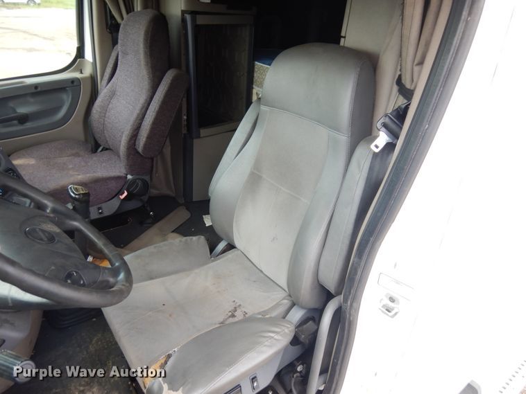 image for item IL9945 2011 Freightliner Cascadia 125  semi truck