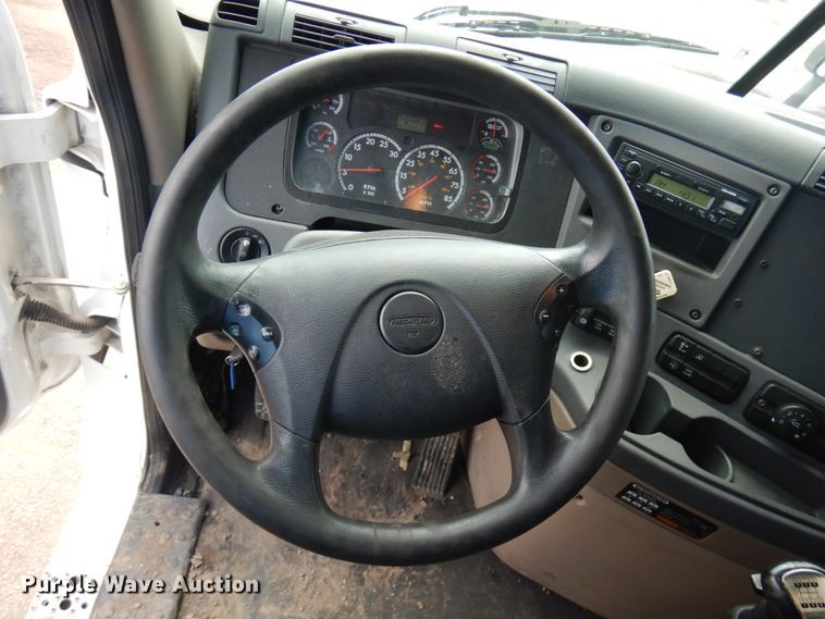 image for item IL9945 2011 Freightliner Cascadia 125  semi truck