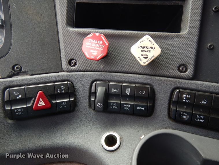 image for item IL9945 2011 Freightliner Cascadia 125  semi truck