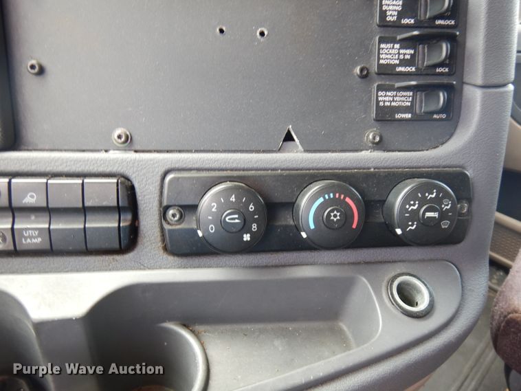 image for item IL9945 2011 Freightliner Cascadia 125  semi truck