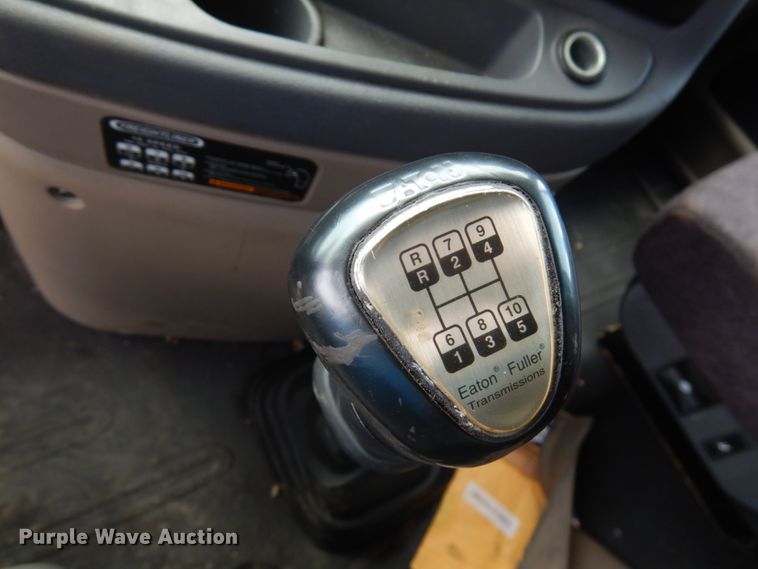 image for item IL9945 2011 Freightliner Cascadia 125  semi truck