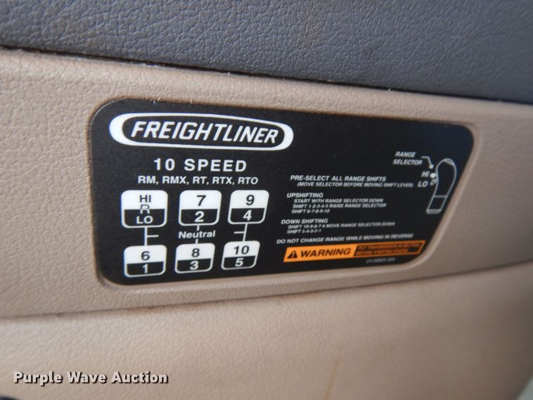 image for item IL9945 2011 Freightliner Cascadia 125  semi truck