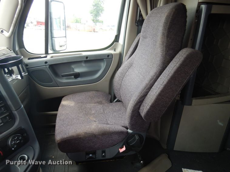 image for item IL9945 2011 Freightliner Cascadia 125  semi truck