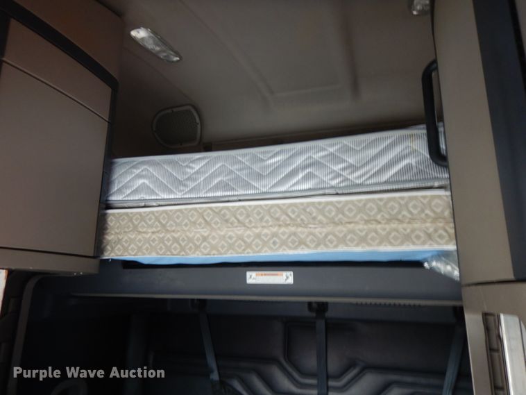 image for item IL9945 2011 Freightliner Cascadia 125  semi truck