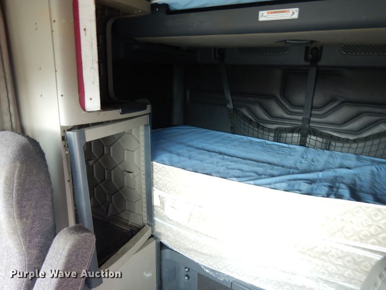 image for item IL9945 2011 Freightliner Cascadia 125  semi truck