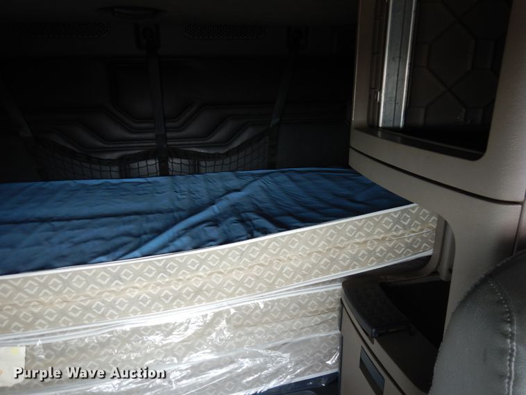 image for item IL9945 2011 Freightliner Cascadia 125  semi truck