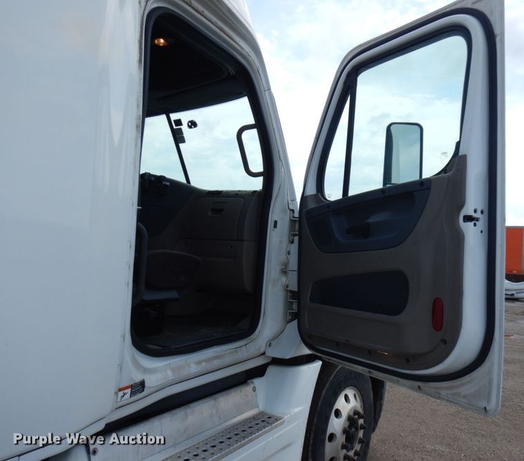 image for item IL9945 2011 Freightliner Cascadia 125  semi truck