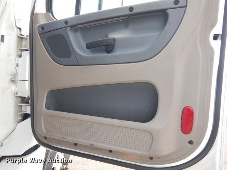 image for item IL9945 2011 Freightliner Cascadia 125  semi truck