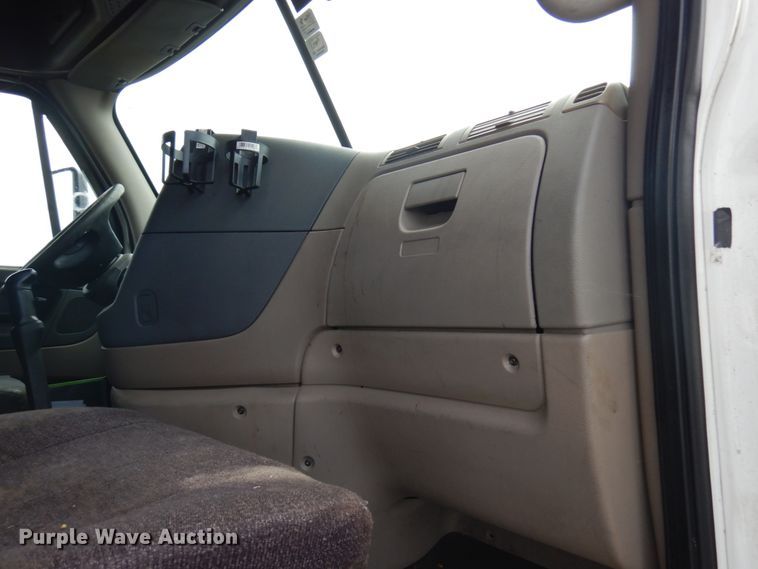 image for item IL9945 2011 Freightliner Cascadia 125  semi truck