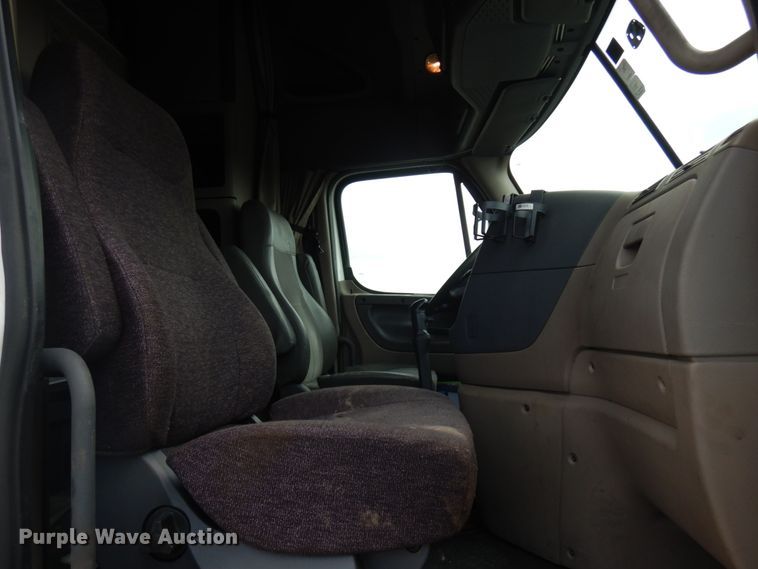 image for item IL9945 2011 Freightliner Cascadia 125  semi truck