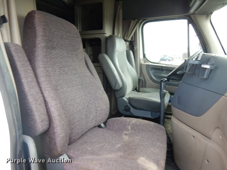 image for item IL9945 2011 Freightliner Cascadia 125  semi truck