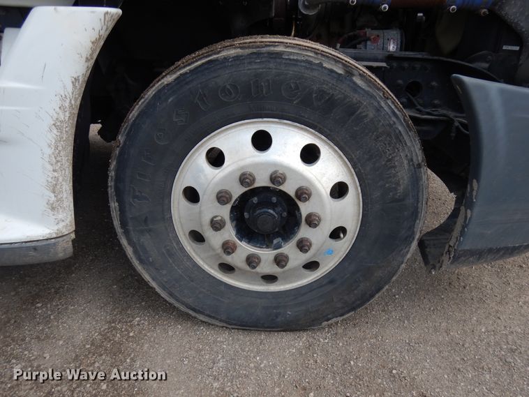 image for item IL9945 2011 Freightliner Cascadia 125  semi truck