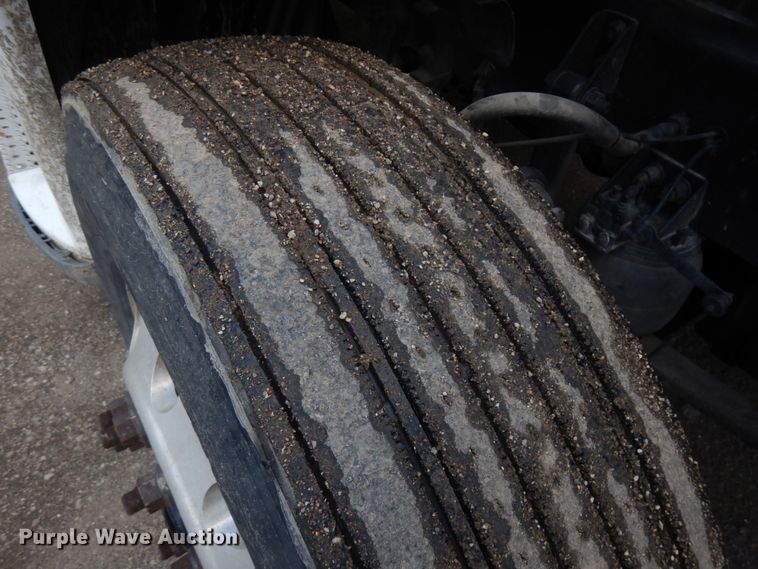 image for item IL9945 2011 Freightliner Cascadia 125  semi truck