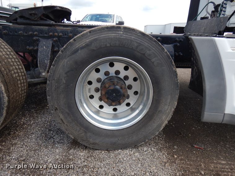 image for item IL9945 2011 Freightliner Cascadia 125  semi truck