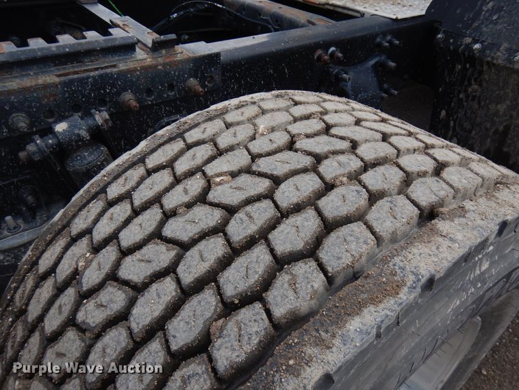 image for item IL9945 2011 Freightliner Cascadia 125  semi truck