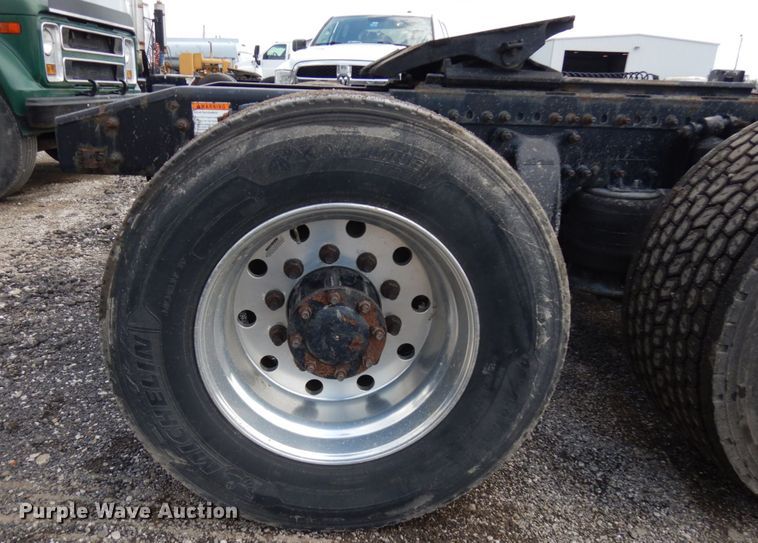 image for item IL9945 2011 Freightliner Cascadia 125  semi truck