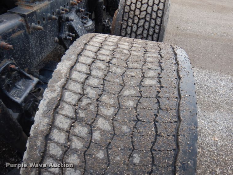 image for item IL9945 2011 Freightliner Cascadia 125  semi truck