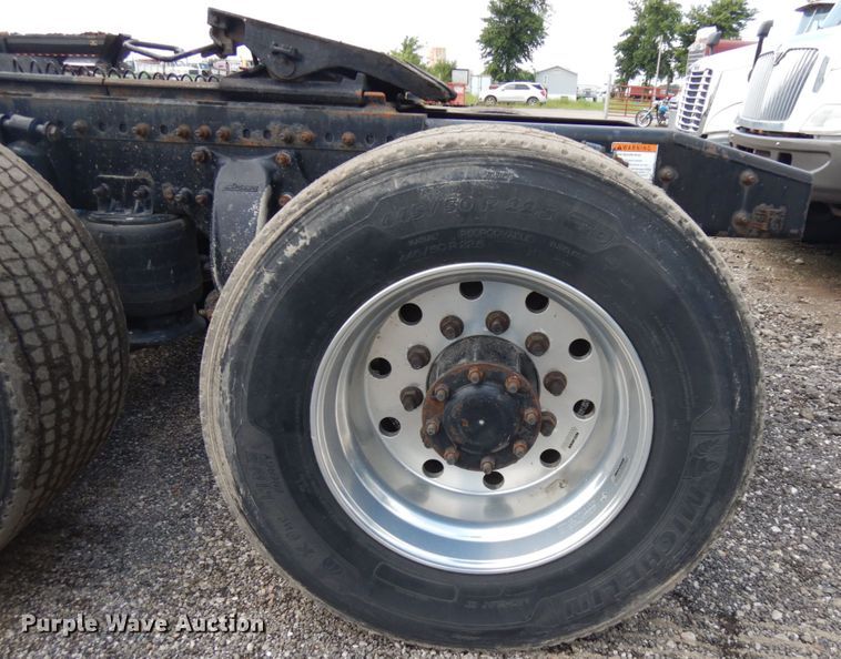 image for item IL9945 2011 Freightliner Cascadia 125  semi truck