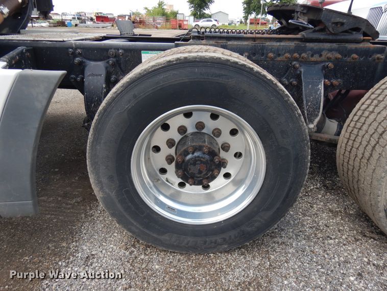 image for item IL9945 2011 Freightliner Cascadia 125  semi truck