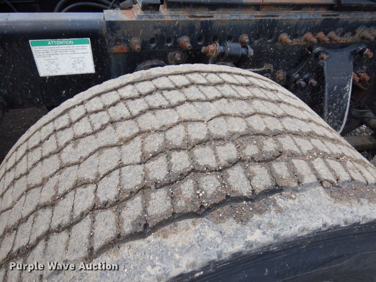 image for item IL9945 2011 Freightliner Cascadia 125  semi truck