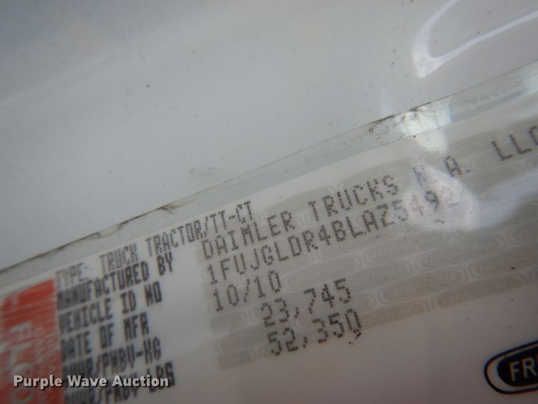 image for item IL9945 2011 Freightliner Cascadia 125  semi truck