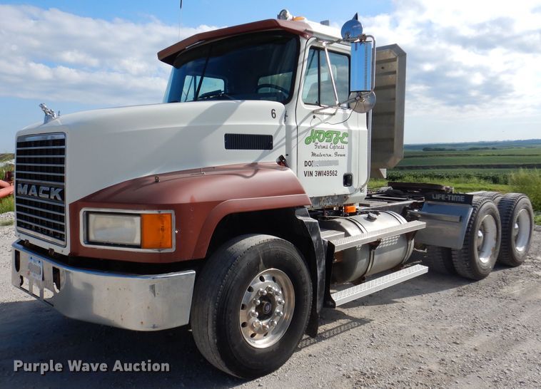 image for item IN9851 2003 Mack CH613  semi truck