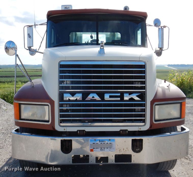 image for item IN9851 2003 Mack CH613  semi truck