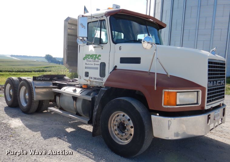 image for item IN9851 2003 Mack CH613  semi truck