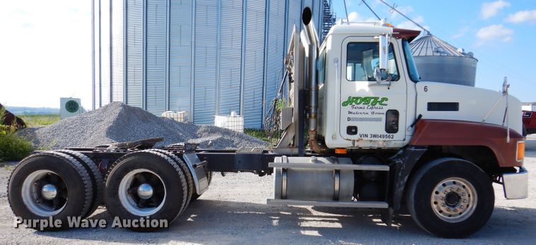 image for item IN9851 2003 Mack CH613  semi truck