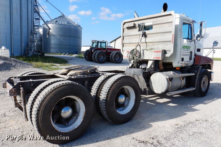 image for item IN9851 2003 Mack CH613  semi truck