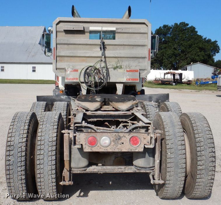 image for item IN9851 2003 Mack CH613  semi truck