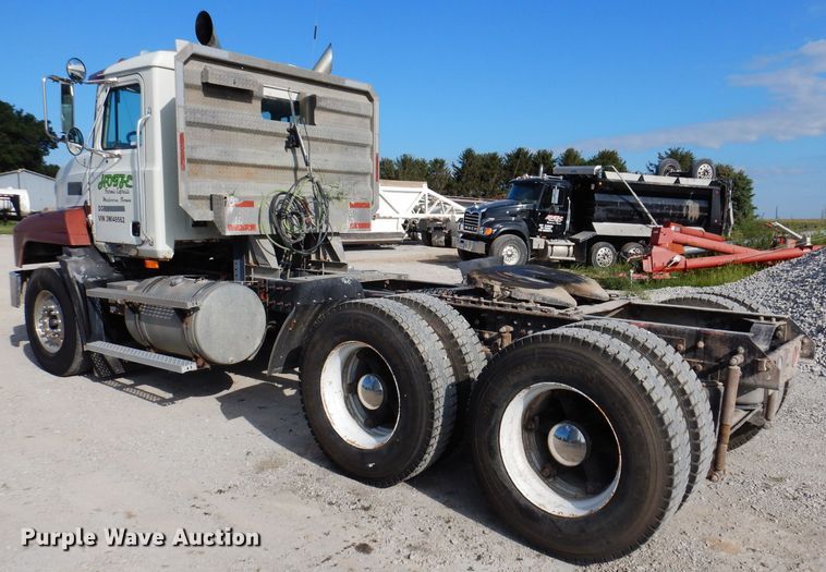 image for item IN9851 2003 Mack CH613  semi truck