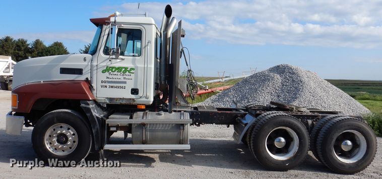 image for item IN9851 2003 Mack CH613  semi truck