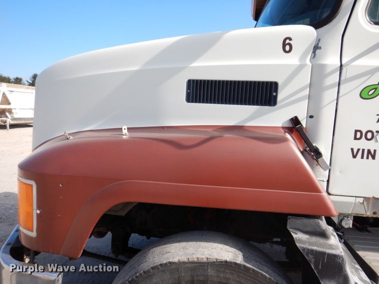 image for item IN9851 2003 Mack CH613  semi truck