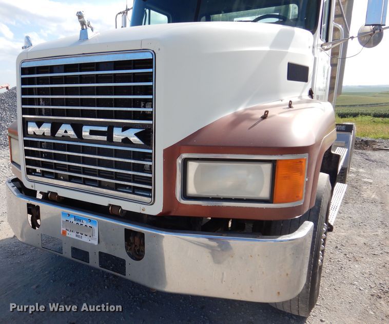 image for item IN9851 2003 Mack CH613  semi truck