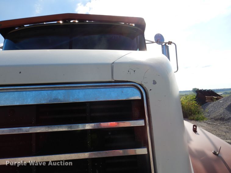 image for item IN9851 2003 Mack CH613  semi truck