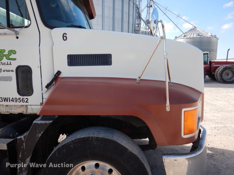 image for item IN9851 2003 Mack CH613  semi truck