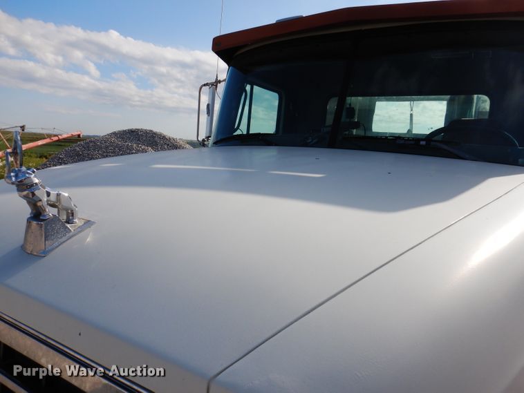 image for item IN9851 2003 Mack CH613  semi truck