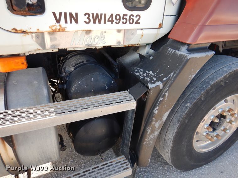 image for item IN9851 2003 Mack CH613  semi truck