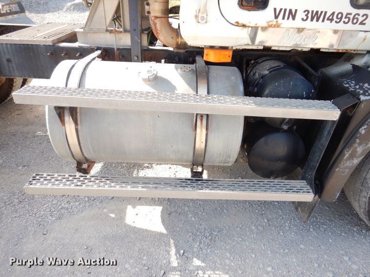 image for item IN9851 2003 Mack CH613  semi truck